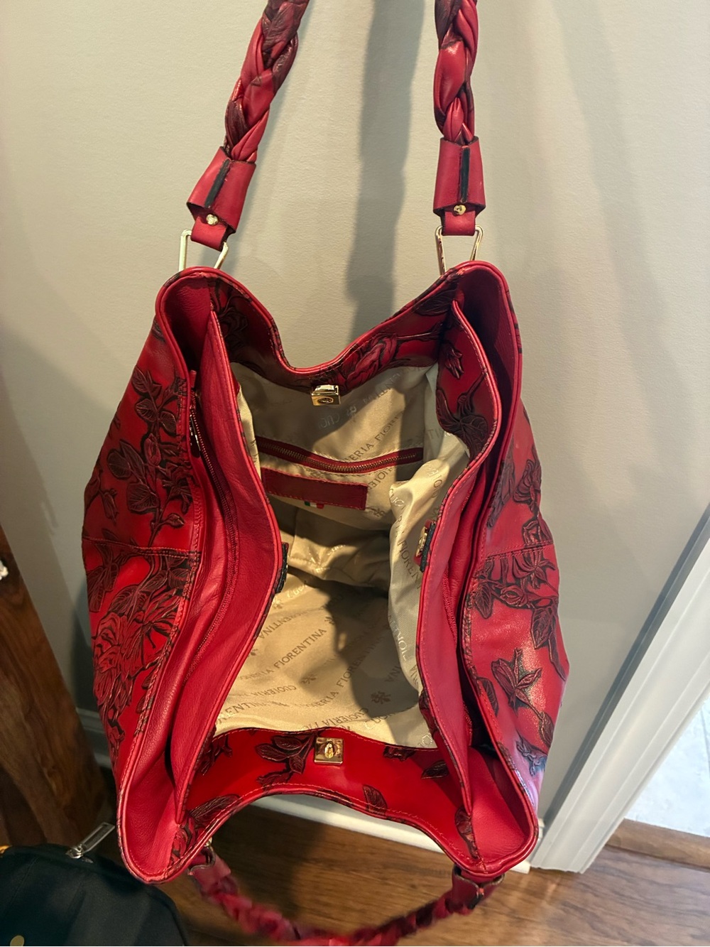 CUOIERIA FIORENTINA Red Floral Embossed Braided-Handle Hobo leather Bag. - Picture 9 of 13